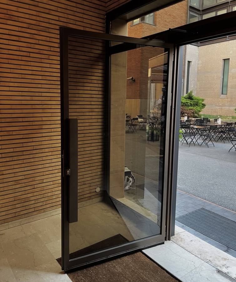 Porta a bilico in ferro e vetro