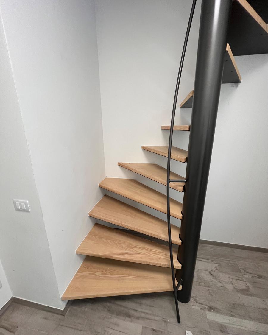Scala con anima in ferro